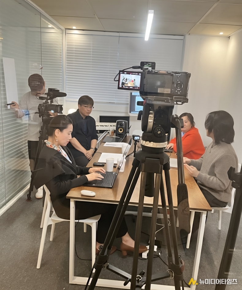 실제 인터뷰 촬영 현장 · 사진: 한국AI작가협회 제공 / 뉴미디어타임즈